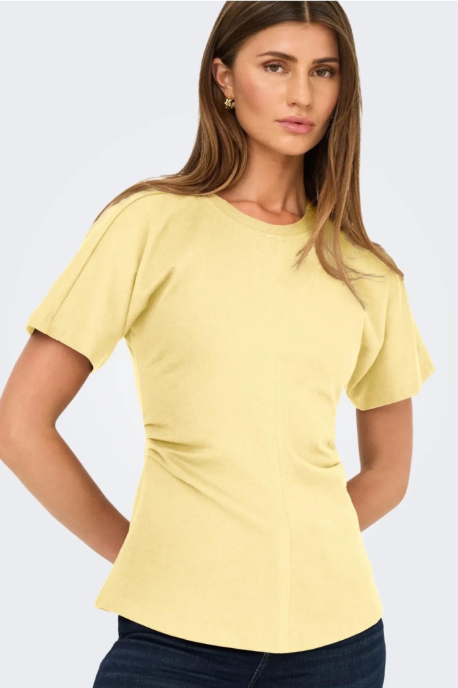 Only gele dames t-shirt | Model vooraanzicht