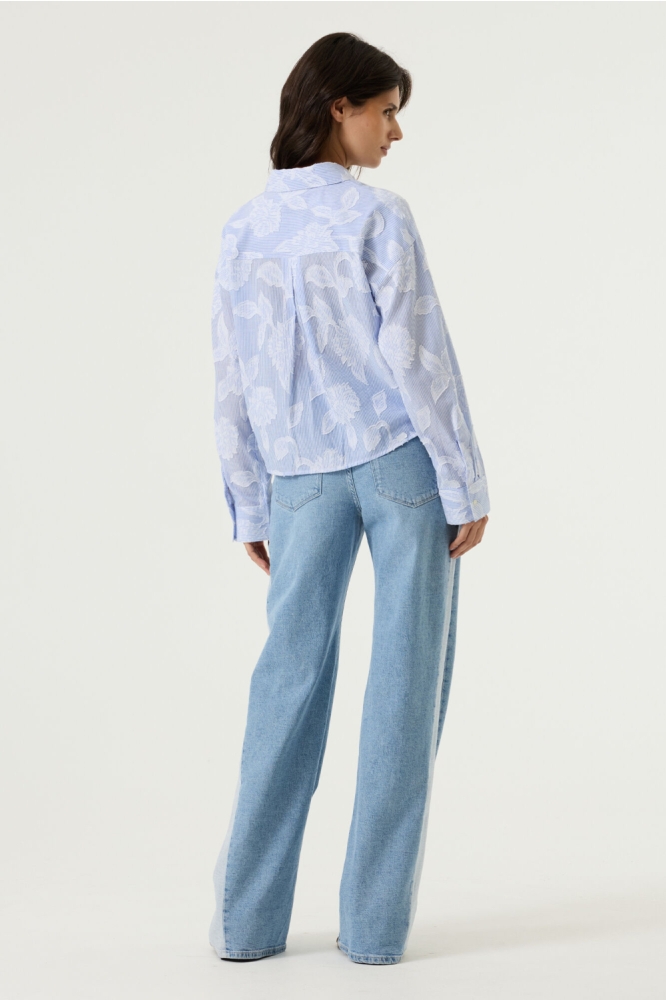 Garcia blauwe dames blouse | Model achteraanzicht