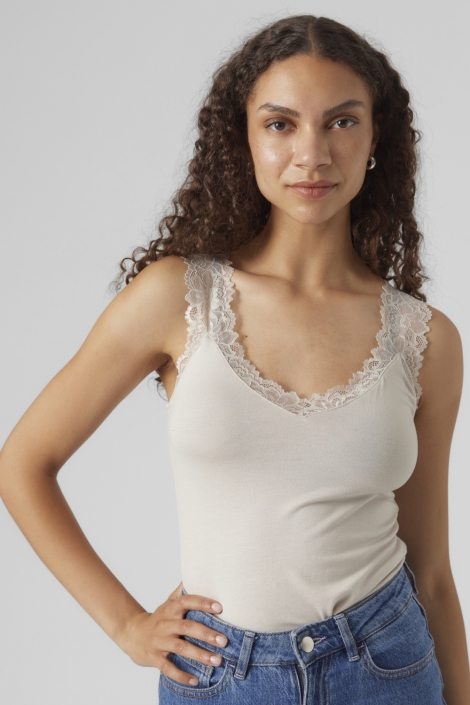 Vero Moda ecru dames top | Model