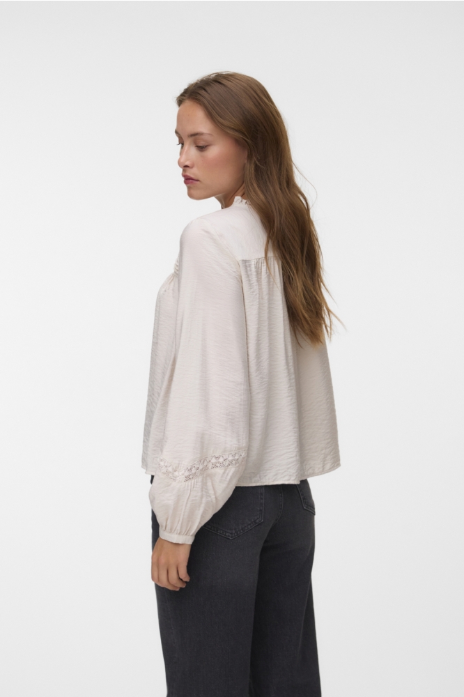 Vero Moda beige dames blouse | Model zijaanzicht