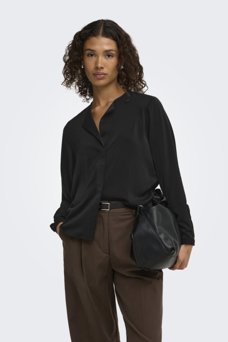 Jacqueline de Yong zwarte dames blouse | Model vooraanzicht
