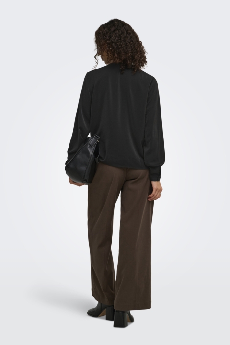 Jacqueline de Yong zwarte dames blouse | Model