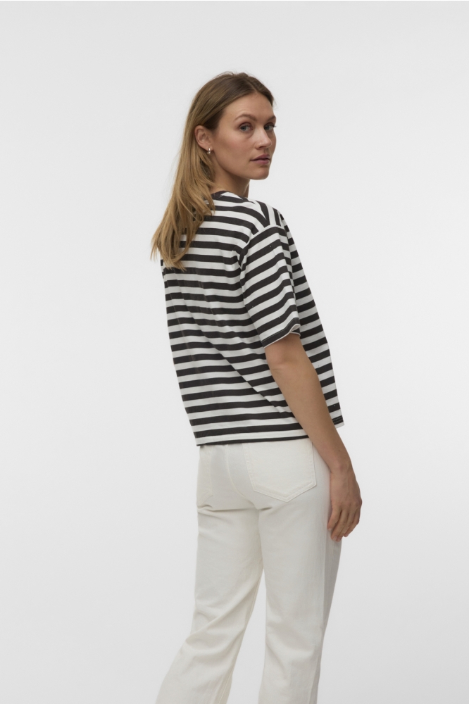 Vero Moda bruine dames t-shirt | Model achteraanzicht