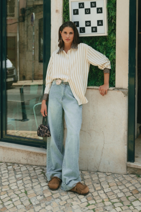 Fluresk beige dames blouse | Sfeerbeeld, In situatie