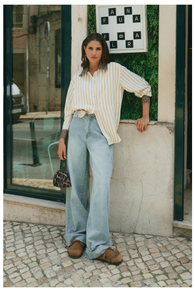 Fluresk beige dames blouse | Sfeerbeeld, In situatie