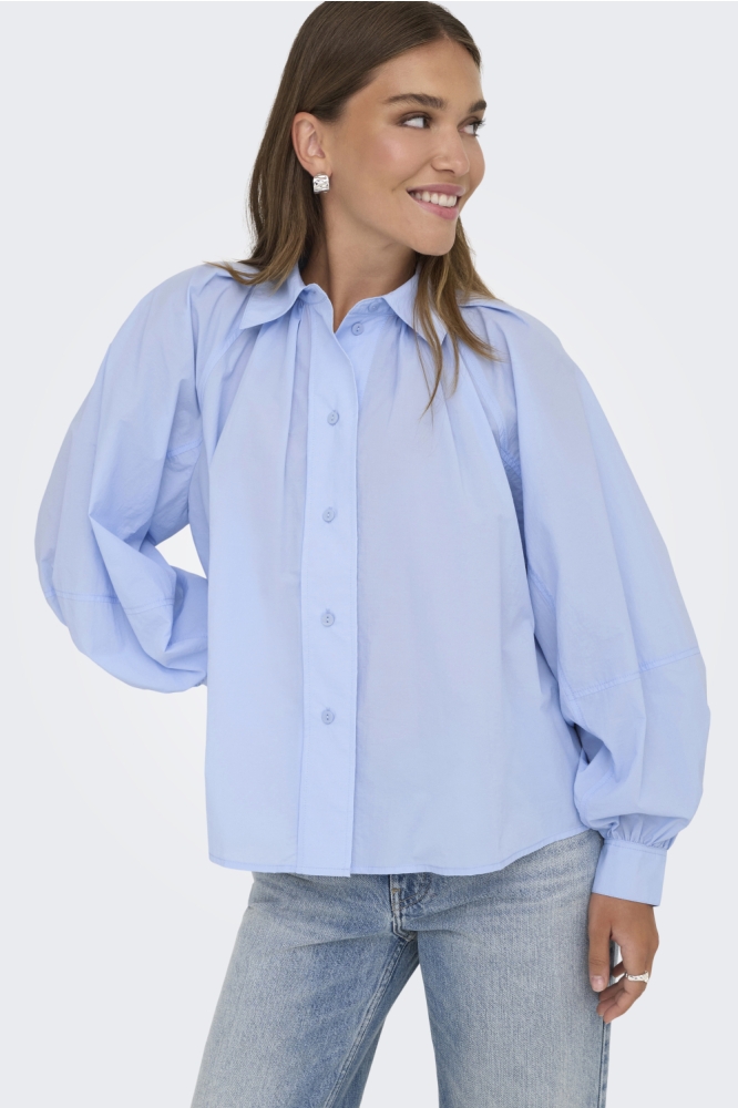 Only blauwe dames blouse | Model vooraanzicht