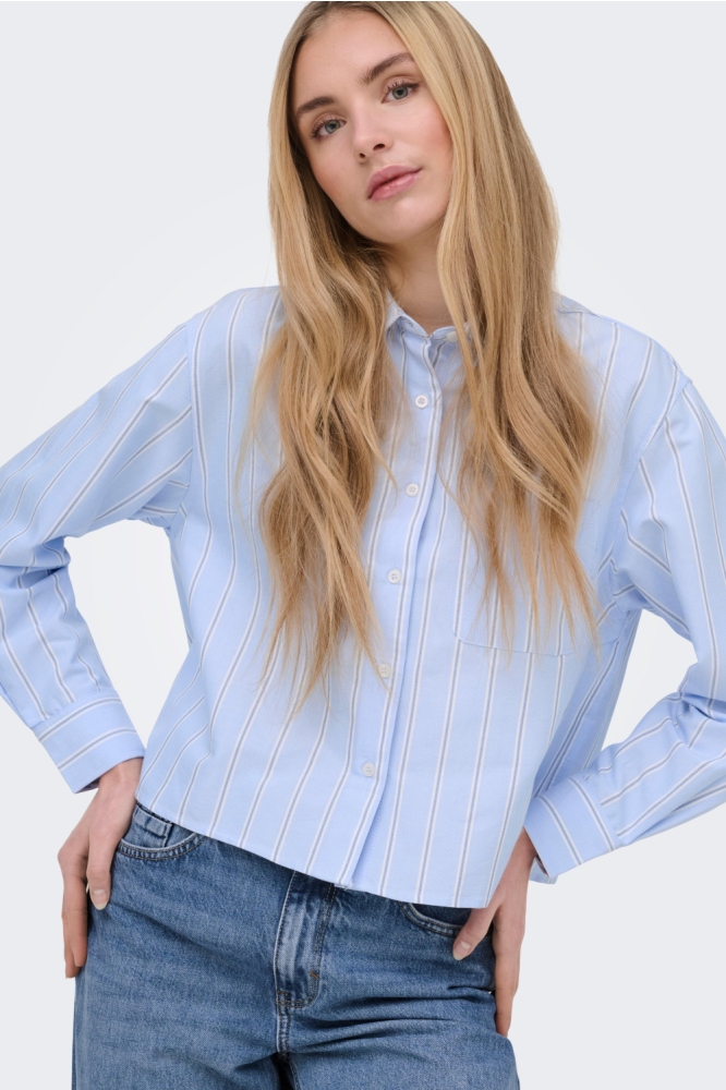 Only blauwe dames blouse | Model vooraanzicht