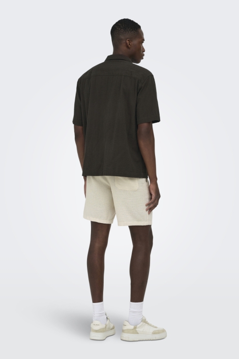 Only & Sons bruine heren overhemd | Model achteraanzicht