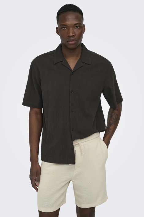 Only & Sons bruine heren overhemd | Model vooraanzicht