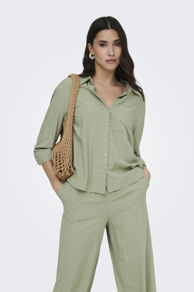 Jacqueline de Yong groene dames blouse | Model vooraanzicht