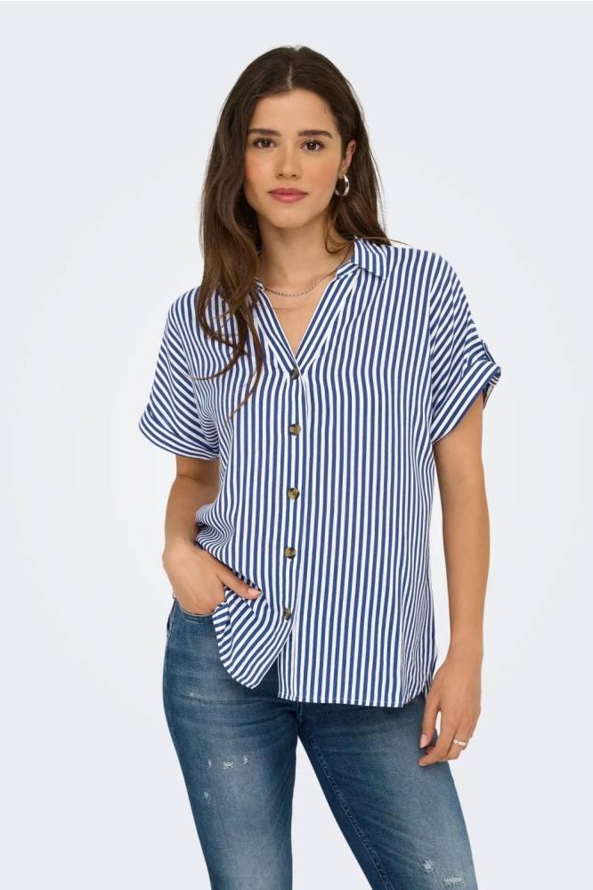 Only blauwe dames blouse | Model vooraanzicht
