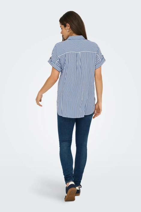 Only blauwe dames blouse | Model achteraanzicht