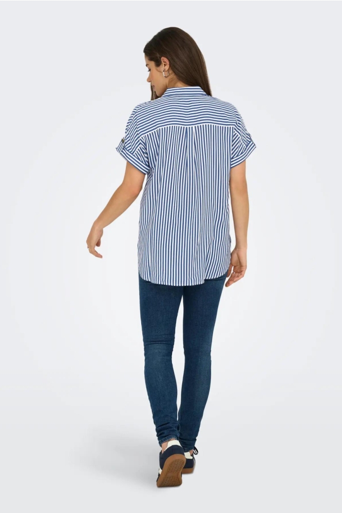 Only blauwe dames blouse | Model achteraanzicht