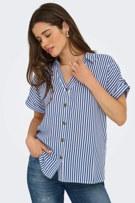 Only blauwe dames blouse | Model vooraanzicht