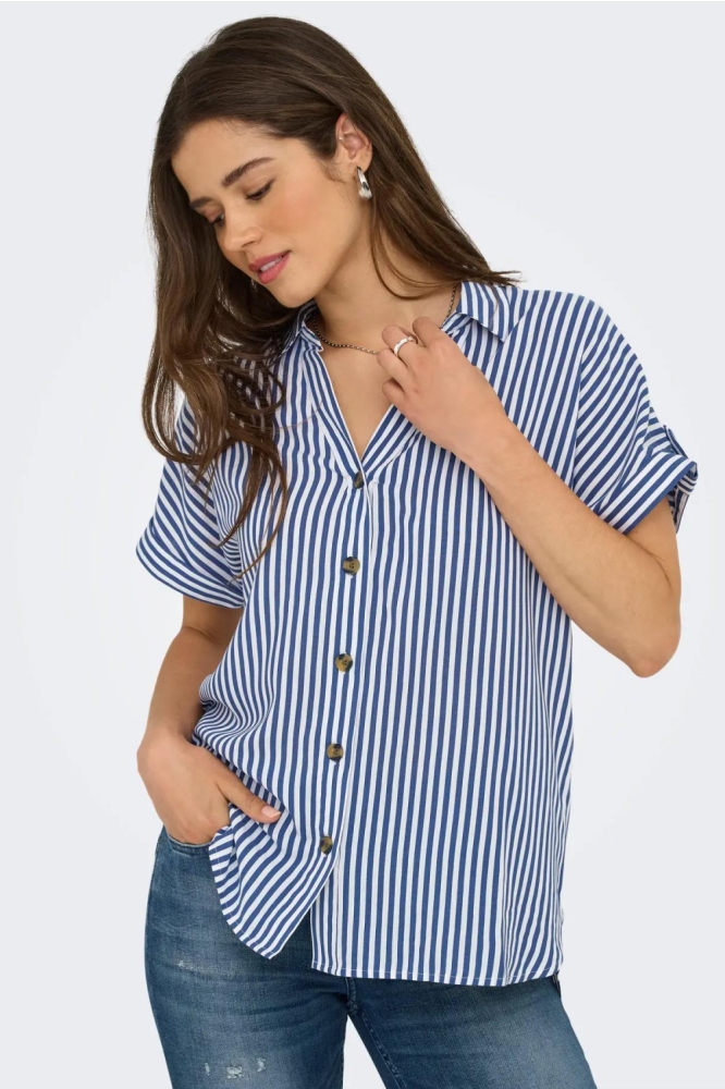 Only blauwe dames blouse | Model vooraanzicht