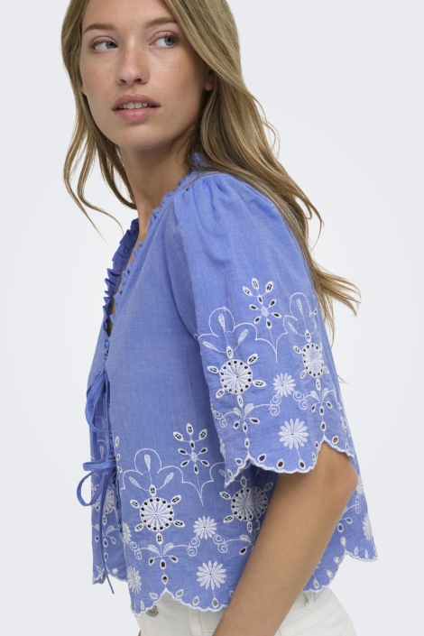 Only blauwe dames blouse | Model zijaanzicht
