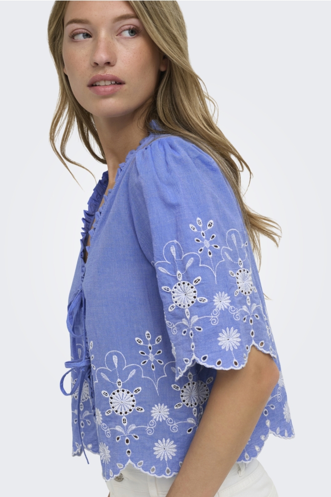 Only blauwe dames blouse | Model zijaanzicht