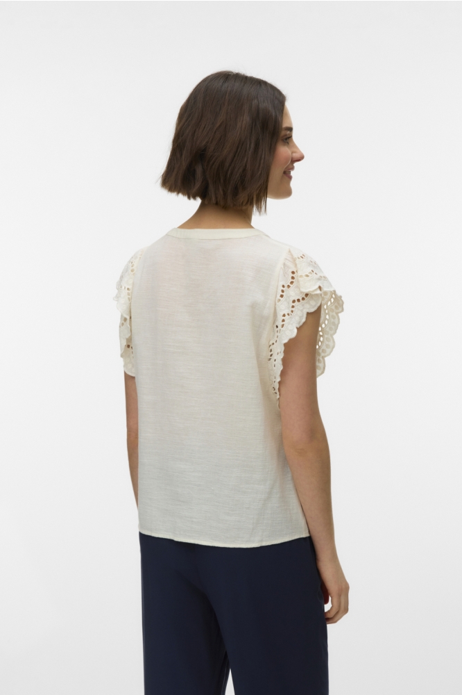 Vero Moda witte dames blouse | Model achteraanzicht