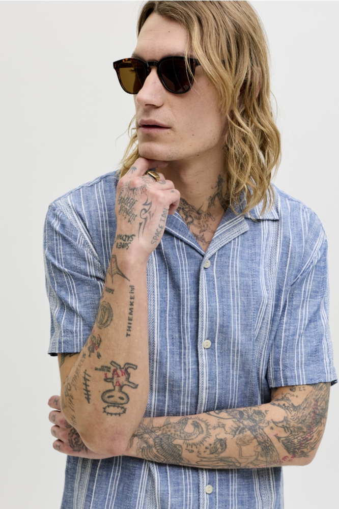 Jack & Jones blauwe heren overhemd | Model vooraanzicht