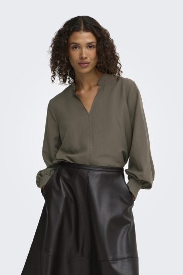 Jacqueline de Yong Blouse JDYCELESTE L/S LOOSE V-NECK TOP WVN 15359483 Black Olive