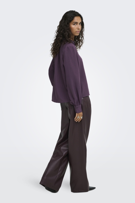 Jacqueline de Yong paarse dames blouse | Model achteraanzicht