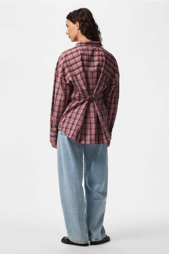 Pieces bruine dames blouse | Model achteraanzicht