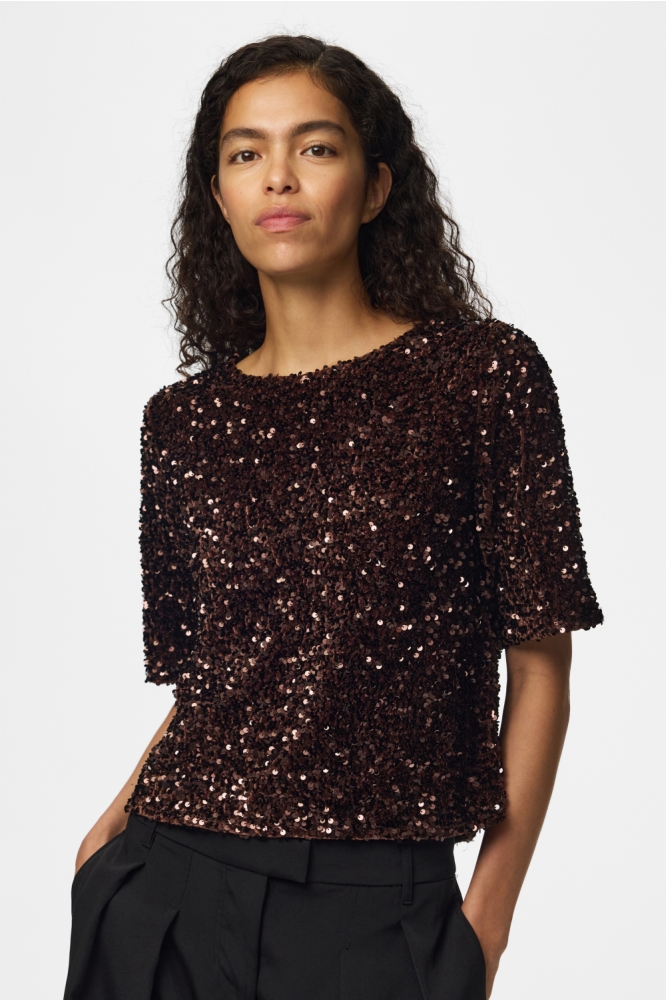 Pieces bruine dames t-shirt | Model vooraanzicht