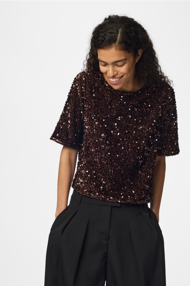 Pieces bruine dames t-shirt | Model vooraanzicht