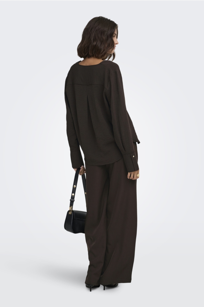 Jacqueline de Yong bruine dames blouse | Model achteraanzicht
