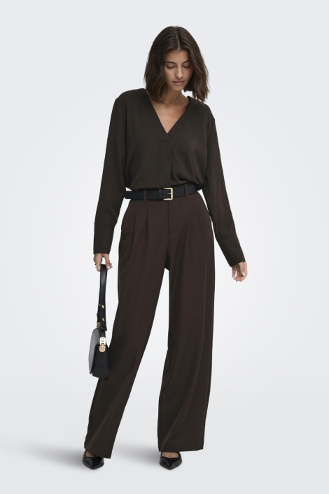 Jacqueline de Yong bruine dames blouse | Model vooraanzicht