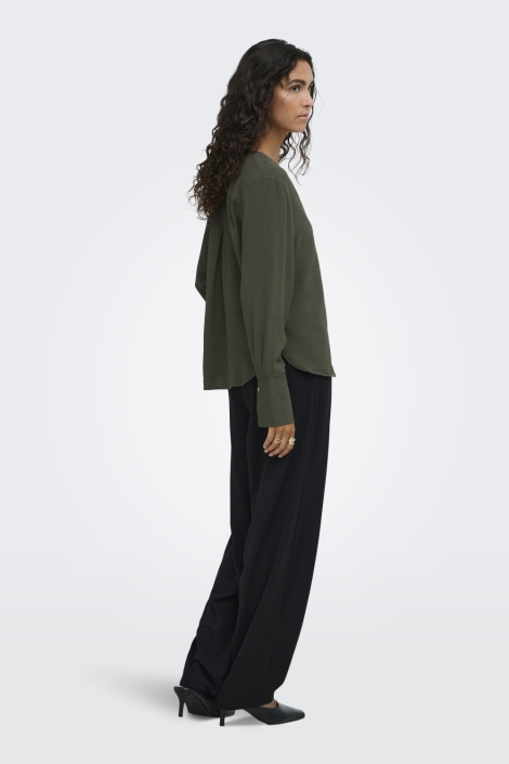 Jacqueline de Yong groene dames blouse | Model zijaanzicht