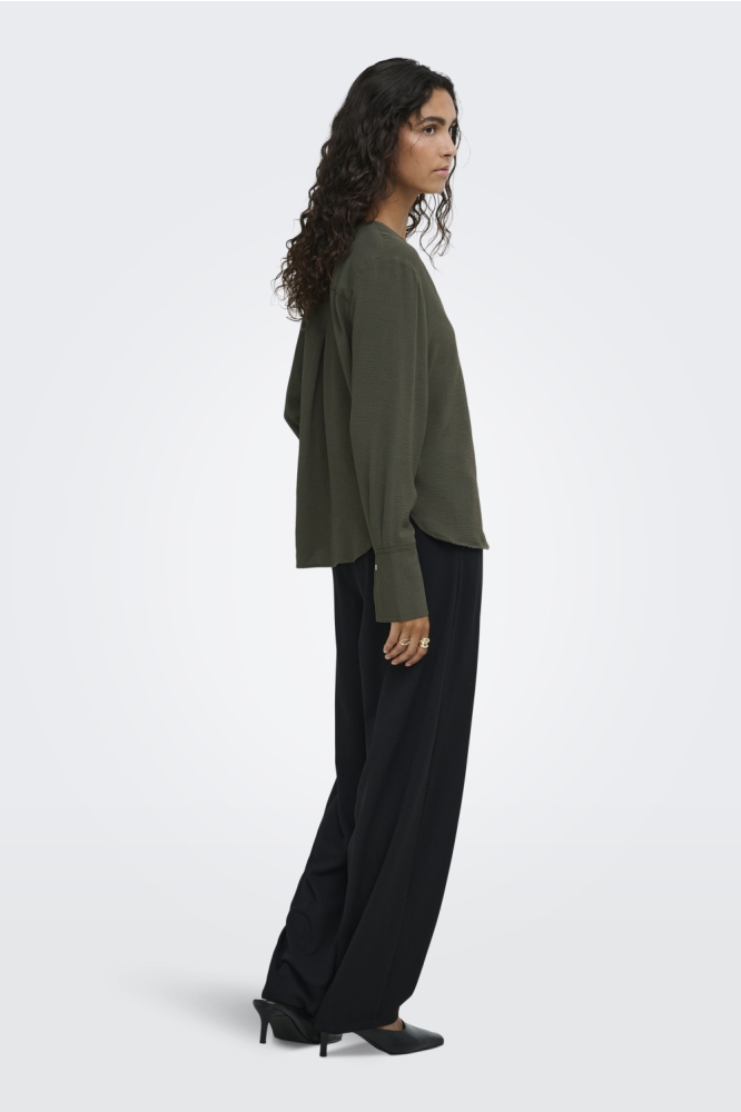 Jacqueline de Yong groene dames blouse | Model zijaanzicht