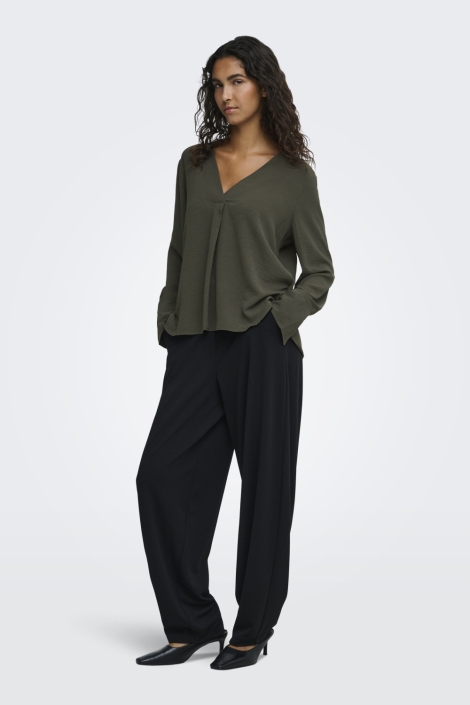 Jacqueline de Yong groene dames blouse | Model vooraanzicht