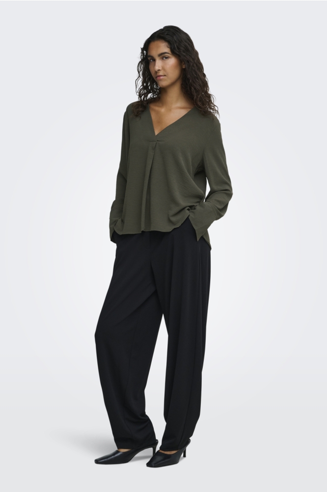 Jacqueline de Yong groene dames blouse | Model vooraanzicht