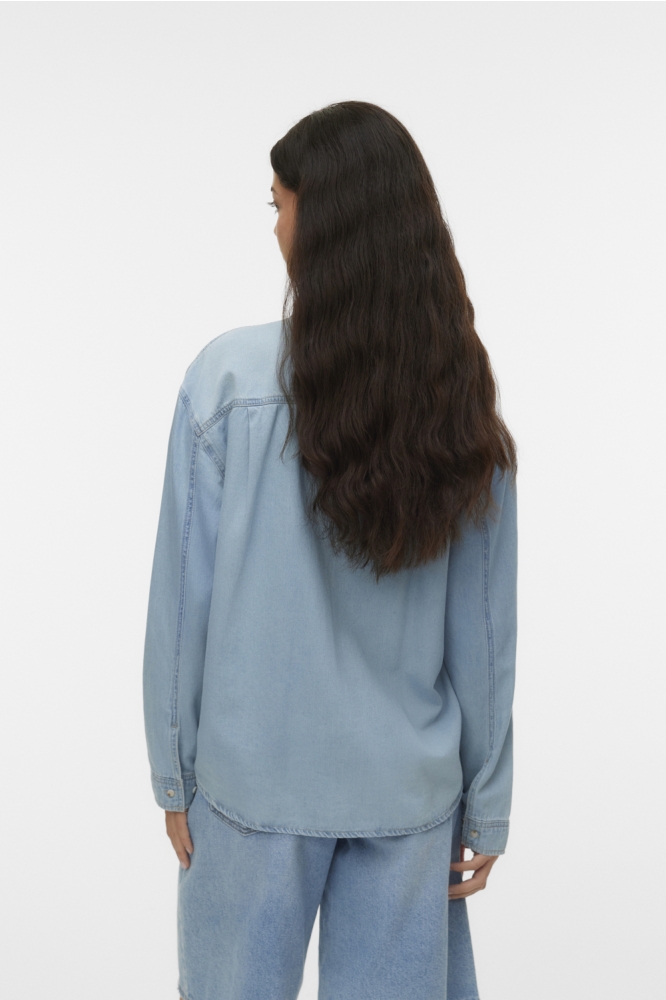 Vero Moda blauwe dames blouse | Model achteraanzicht