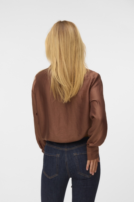 Vero Moda bruine dames blouse | Model achteraanzicht