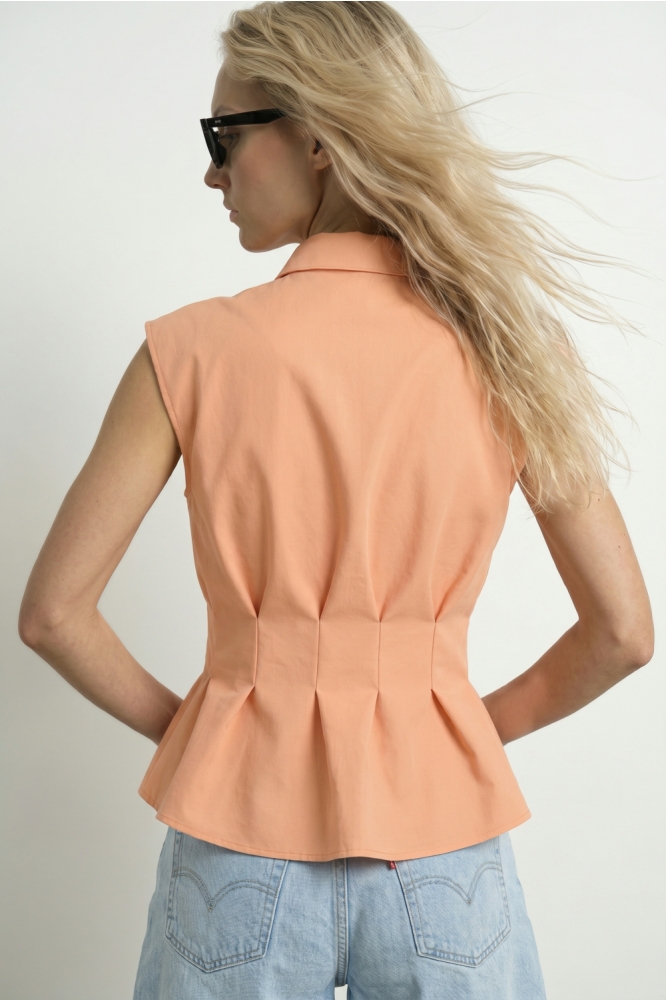 Hypedrop oranje dames blouse | Model achteraanzicht