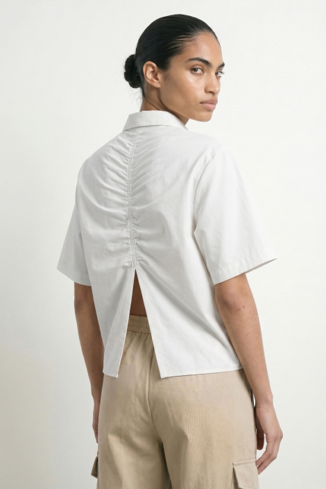 Hypedrop witte dames blouse | Model achteraanzicht