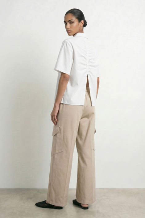 Hypedrop witte dames blouse | Model achteraanzicht