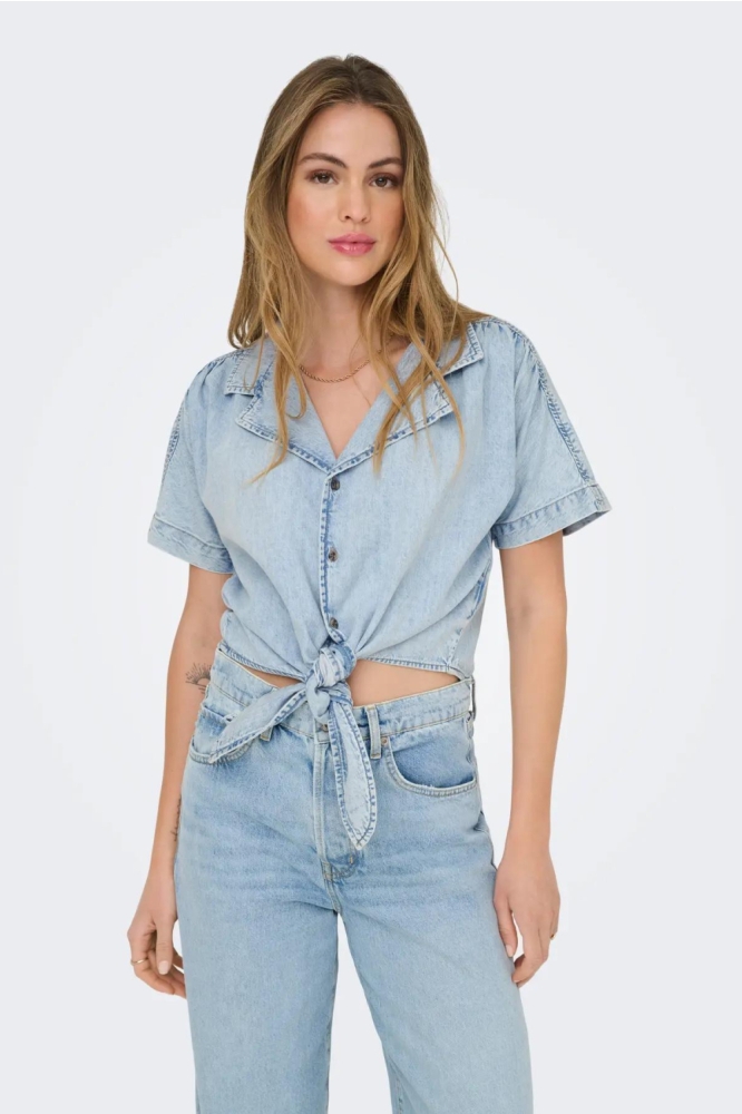 Only blauwe dames blouse | Model vooraanzicht