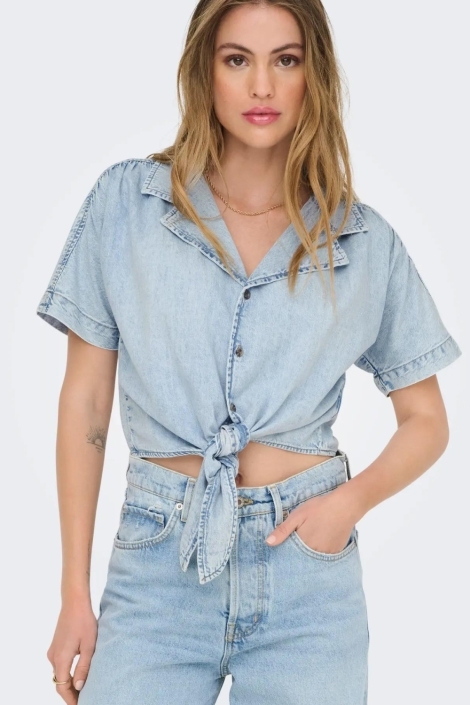Only blauwe dames blouse | Model vooraanzicht