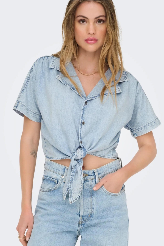 Only blauwe dames blouse | Model vooraanzicht