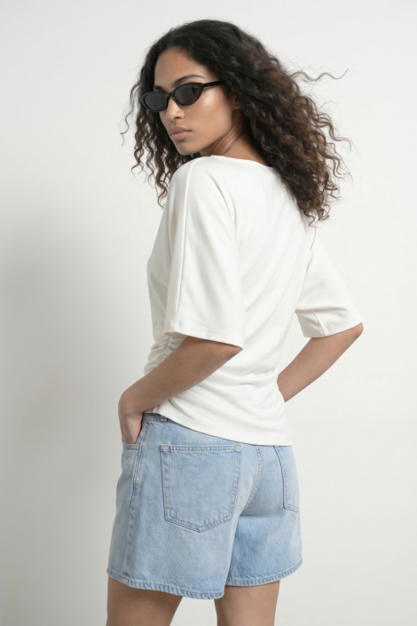 Hypedrop witte dames t-shirt | Model achteraanzicht