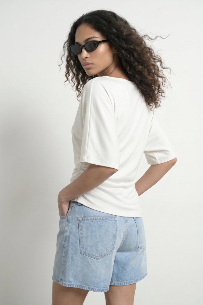 Hypedrop witte dames t-shirt | Model achteraanzicht