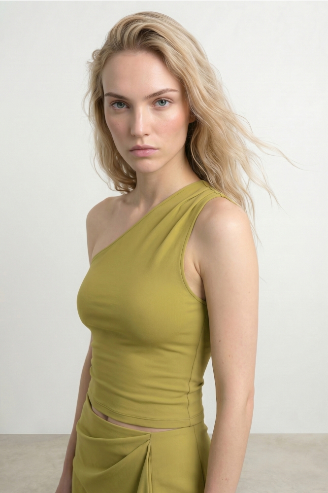 Hypedrop groene dames top | Model vooraanzicht