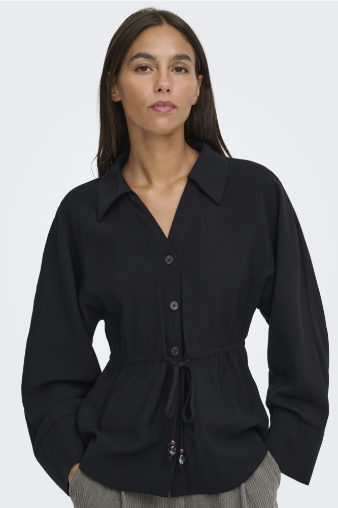 Jacqueline de Yong zwarte dames blouse | Model vooraanzicht