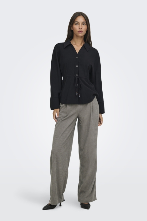 Jacqueline de Yong zwarte dames blouse | Model vooraanzicht