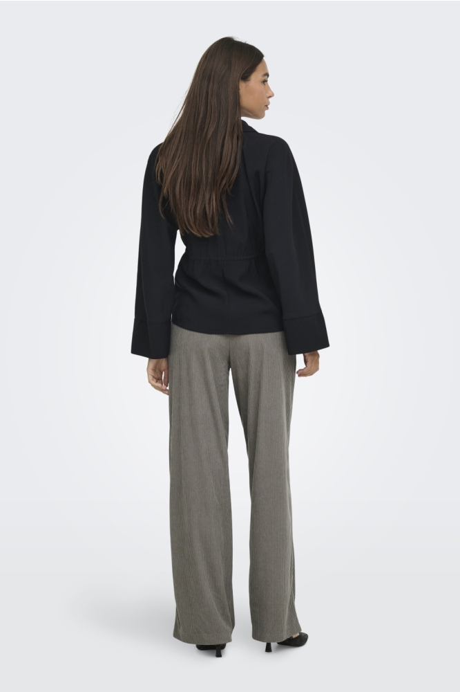 Jacqueline de Yong zwarte dames blouse | Model achteraanzicht