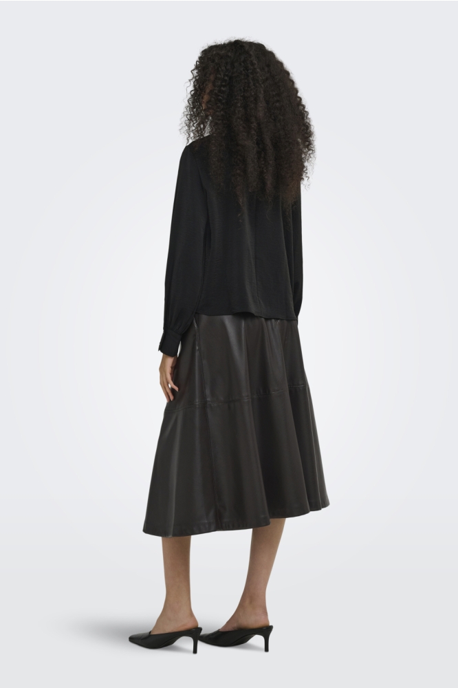 Jacqueline de Yong zwarte dames blouse | Model achteraanzicht