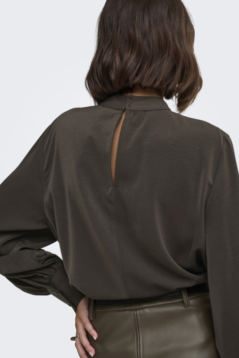 Jacqueline de Yong bruine dames blouse | Model achteraanzicht